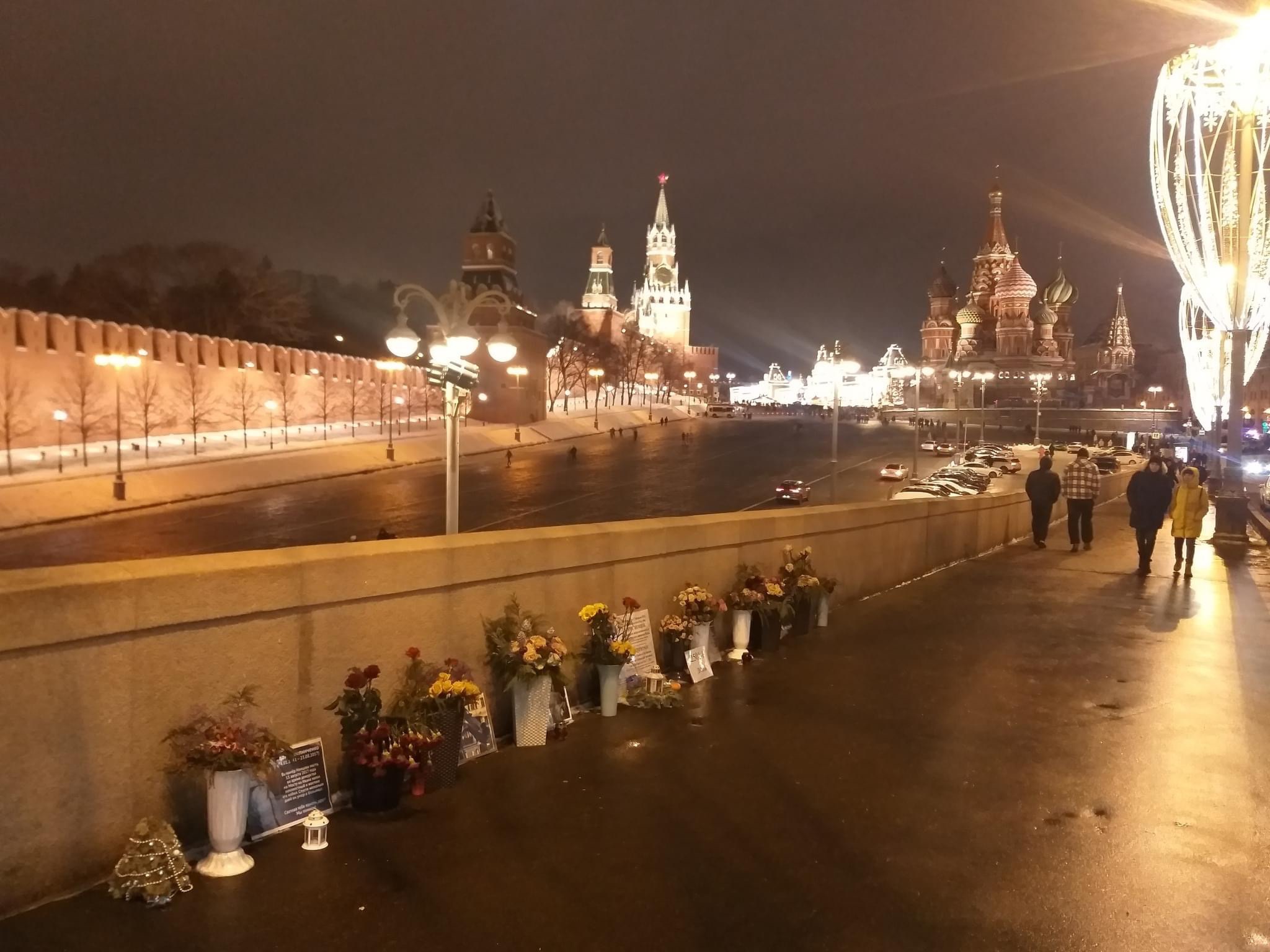 Погода сейчас вечером. Немцов мост с видом на Кремль 2022. Немцов мост зима. Москва огоньки Немцов мост ночью.